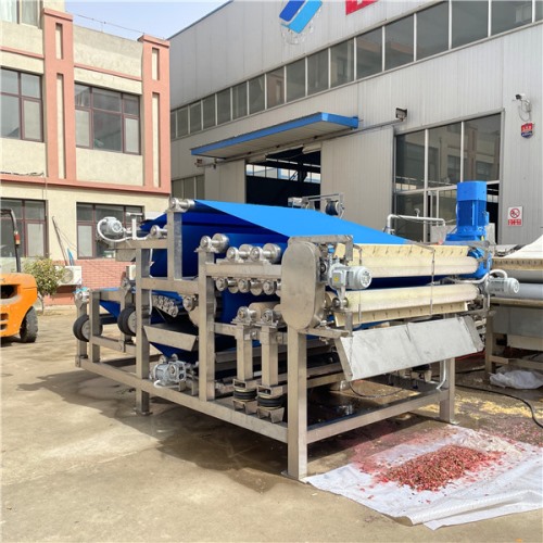 某食品廠訂購的1台帶式果蔬榨（zhà）汁（zhī）機，試機檢驗合格準備（bèi）發貨！