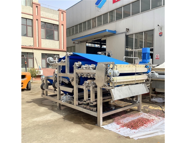 某食品廠（chǎng）訂購的1台（tái）帶式果蔬榨（zhà）汁機（jī），試機檢驗合格準備發貨！