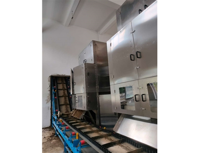 雲南某汙水處理廠定製的一體式汙泥深度脫水機，現已投（tóu）入使用！