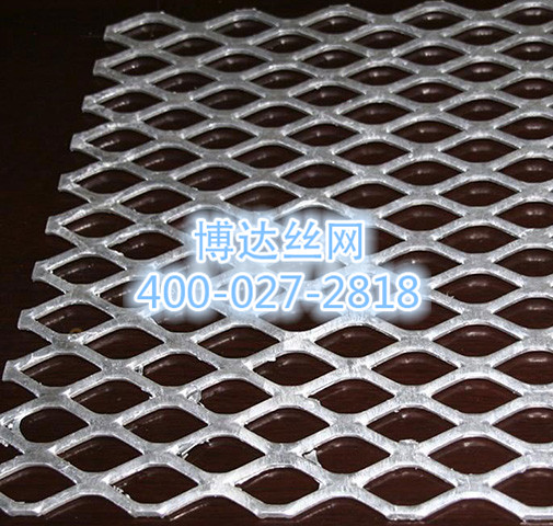 問：淺談（tán）鋼板網的特點（diǎn）與作用