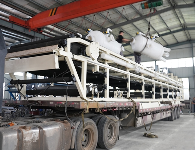 1台橡膠帶式真空（kōng）過濾機發往河北唐山