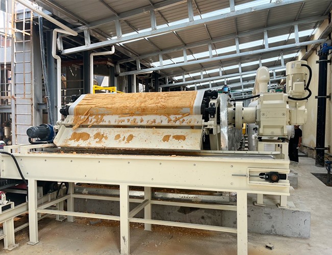 橡（xiàng）膠帶式真空過（guò）濾機，唐山客戶硫酸鈣脫水（shuǐ）投入（rù）使用！