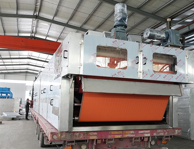 啟程!一體式汙泥(ní)深(shēn)度脫水機,發往(wǎng)內蒙古客戶使(shǐ)用現場