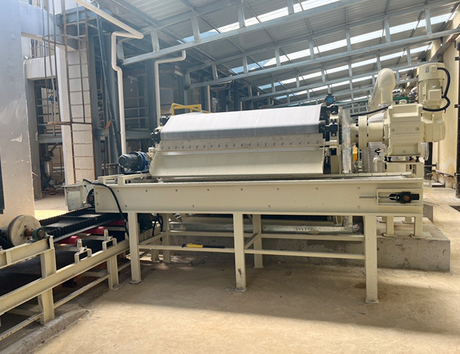 橡膠帶式真空過濾機 橡膠帶式真空過濾(lǜ)機